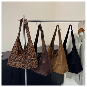 Larges bandoulières réglables avec boucles dorées rétro sur grands sacs hobo léopard