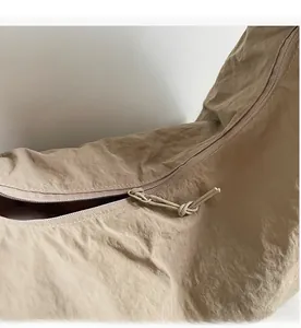 Détail de la fermeture éclair fluide et de la texture d'un grand cabas de couleur kaki
