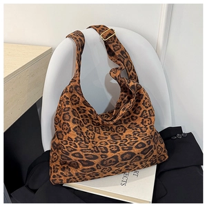 Détail du sac hobo léopard avec bandoulière réglable et boucle en métal doré