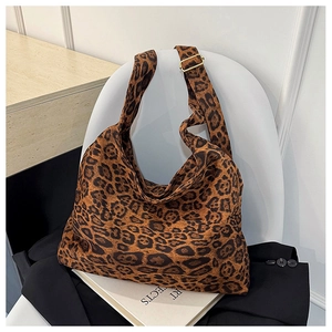 Détail de la bandoulière réglable et boucle en métal sur le grand sac cabas léopard