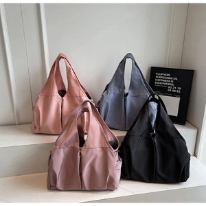 Détail de sacs cabas en nylon multicolores avec poches latérales et texture lisse