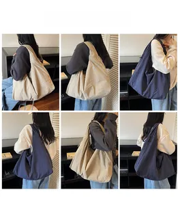Vues détaillées du grand sac cabas en nylon en couleurs beige et bleu foncé pour femme