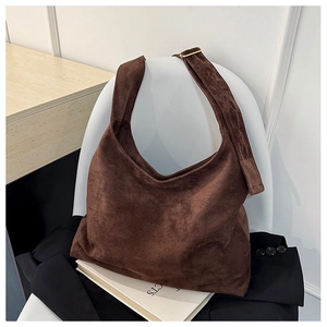 Détail du grand sac léopard marron avec boucle dorée réglable et finition mate élégante