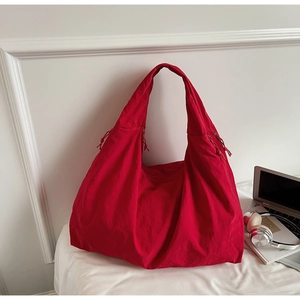 Détail du grand sac cabas rouge en nylon avec cordons de serrage et grande capacité