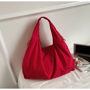 Détails du grand sac hobo rouge avec cordon de serrage latéral et texture légère pour femmes