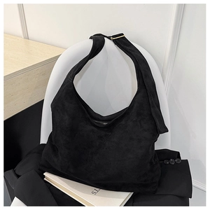 Détail du grand sac cabas noir minimaliste avec texture suédée et boucle dorée