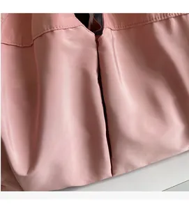 Vue détaillée du sac cabas en toile rose montrant la texture du tissu et la couture