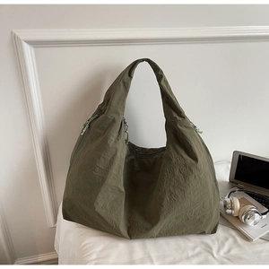 Détail du grand sac cabas en nylon vert olive avec cordon de serrage latéral