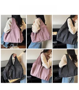 Détails de grands sacs cabas en nylon rose et noir avec des poches latérales