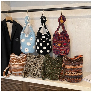 Détails de sacs seaux en peluche aux motifs d'animaux et de textures tissées