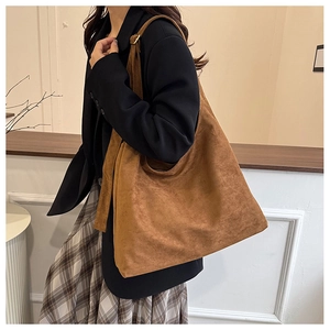 Détail du sac cabas léopard en daim marron avec fermeture éclair sur l'épaule