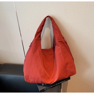 Détail du grand sac cabas rouge rouille avec texture froissée et fermeture éclair