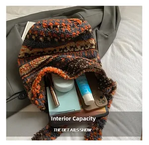 Détail de l'intérieur spacieux du sac seau en peluche ethnique avec objets du quotidien