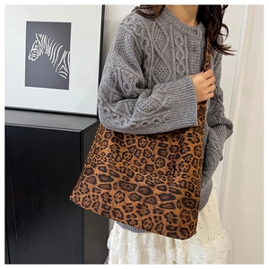 Détail d'un sac cabas en toile à imprimé léopard avec bandoulière et grande capacité