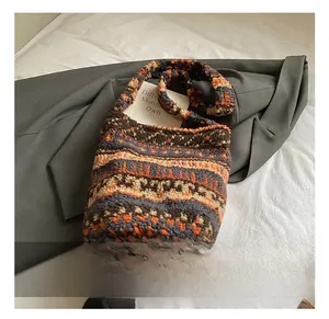 Gros plan détaillé du tissu peluche jacquard vintage et de la texture épaisse en tricot