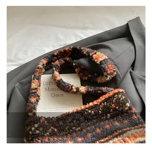 Détail du sac seau en peluche avec texture douce et motif en tricot tricolore chic