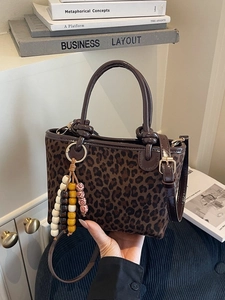 Borsa a Secchiello in Camoscio con Stampa Leopardata Vintage da Donna Borsa a Tracolla alla Moda con Ciondolo a Perline