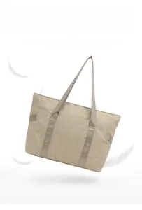 Démonstration visuelle d'un sac cabas beige léger flottant avec des plumes délicates