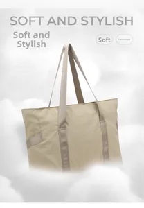 Détail d'un sac cabas en nylon souple avec surface texturée et anses en beige clair