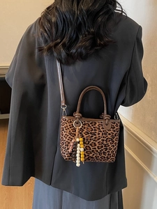 Borsa tote leopardata con ciondolo di perline e tracolla in pelle marrone da donna