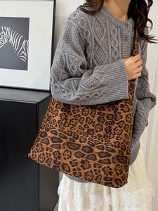 Grand sac cabas léopard pour femme porté en bandoulière pour un look décontracté