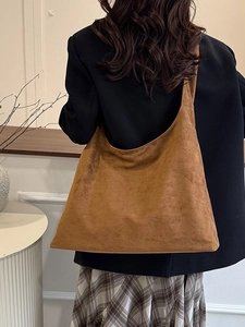 Grand sac cabas en daim marron pour femme, sac à bandoulière minimaliste en décor de studio