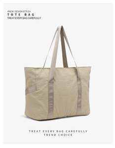 Détail du sac cabas en nylon kaki clair montrant les poignées et les coutures renforcées