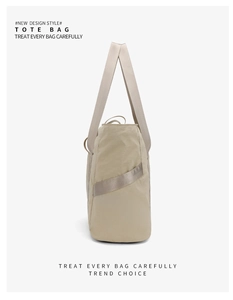 Détail latéral d'un cabas en nylon beige avec de larges sangles et une grande capacité