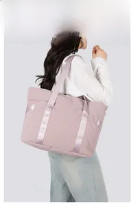 Vue latérale d'un sac cabas matelassé rose poudré avec finition satinée sur mannequin