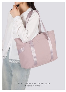 Vue latérale du sac fourre-tout mauve montrant les larges anses et le nylon durable