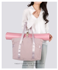 Détail du sac de yoga rose avec sangle fonctionnelle tenant un tapis de yoga