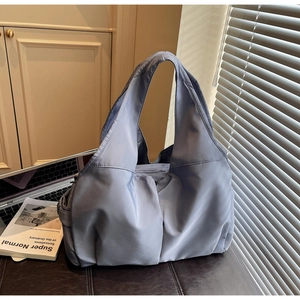 Détail de la poche latérale et de la texture plissée sur ce grand sac fourre-tout