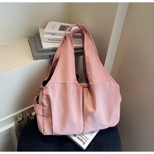 Détail du cabas rose en nylon imperméable avec poche latérale et intérieur spacieux