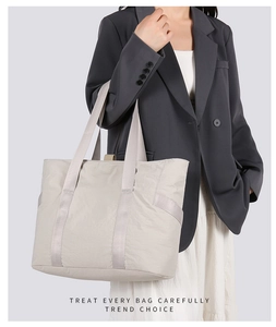 Vue détaillée du grand sac cabas en nylon gris clair avec bandoulière et coutures
