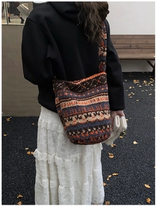 Vue détaillée du motif jacquard ethnique sur un grand sac cabas en peluche en automne
