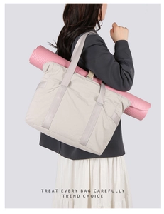 Détail du grand sac fourre-tout de voyage avec fente intégrée pour tapis de yoga