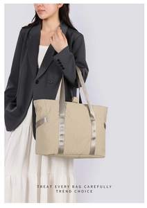 Vue détaillée du grand sac fourre-tout en nylon kaki avec de larges bretelles et une texture souple