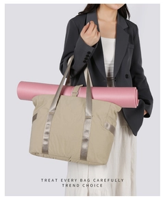 Grand sac fourre-tout beige pour yoga avec sangles réglables tenant un tapis de yoga rose