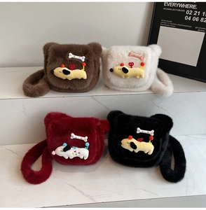 Détail des sacs à bandoulière en peluche chiot en marron, blanc, bordeaux et noir