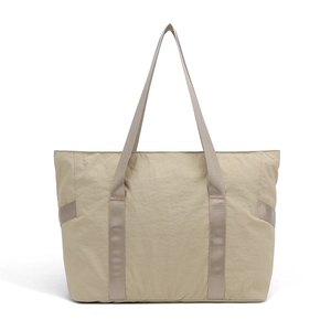 Détail d'un sac cabas kaki léger avec un tissu texturé et de longues bretelles d'épaule