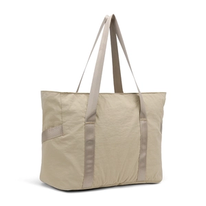 Vue latérale du sac fourre-tout en nylon beige avec tissu froissé et larges anses