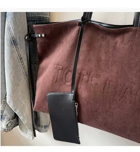 Dettaglio della borsa tote in pelle scamosciata marrone scuro con goffratura e pochette extra