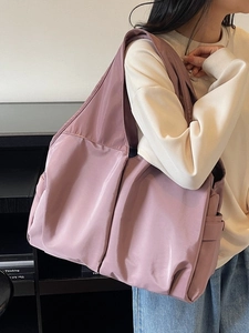 Grand sac fourre-tout plissé violet clair en nylon pour femme avec bandoulière pratique