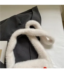Détail de la bandoulière en peluche confortable et de la texture douce en fausse fourrure