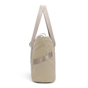 Vue latérale du sac fourre-tout léger en nylon kaki avec larges anses en tissu et coutures