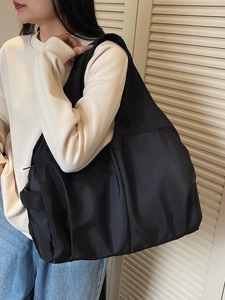 Sac fourre-tout minimaliste en nylon noir pour femme avec un design spacieux pour le trajet