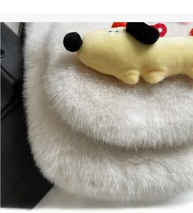 Gros plan sur la fausse fourrure blanche douce et le chiot en peluche jaune du sac à main