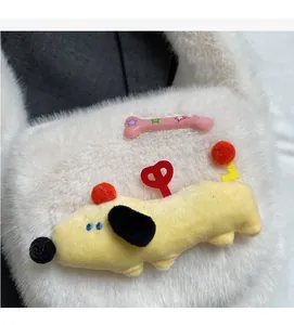 Détail d'un sac à main blanc pelucheux avec chien de dessin animé jaune et accessoire