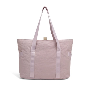 Détail du sac cabas lilas en nylon avec des anses renforcées et une texture imperméable