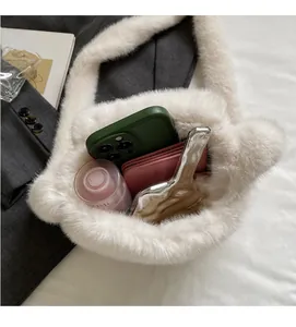 Détail de l'intérieur spacieux d'un sac bandoulière en peluche blanche pour femme